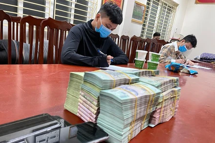 Đối tượng Thành và Trọng bị phát hiện khi đang rút tiền thu được liên quan đến đường dây đánh bạc.