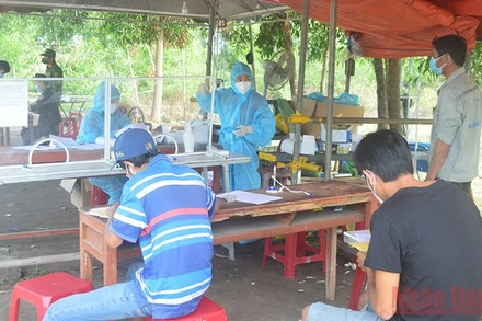 Khai báo y tế tại các chốt kiểm soát đặt tại cửa ngõ ra, vào tỉnh Quảng Ngãi.