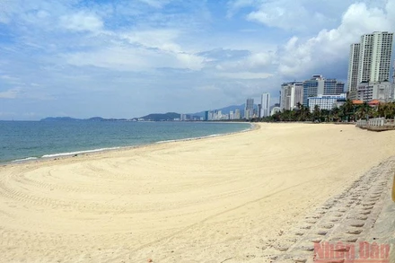 Theo lộ trình, từ ngày 16/10, người dân Khánh Hòa ở “vùng xanh” sẽ được tắm biển.