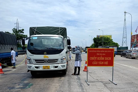 Các chốt kiểm dịch tỉnh Thái Bình kiểm soát chặt người, phương tiện ra vào địa bàn trong bối cảnh dịch Covid-19 còn diễn biến phức tạp.