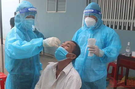 Nhân viên y tế lấy mẫu test nhanh kháng nguyên SARS-CoV-2 cho người dân.