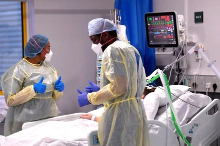 Điều trị bệnh nhân Covid-19 trong phòng ICU tại Bệnh viện Đại học Milton Keynes, Anh. (Ảnh: Reuters)