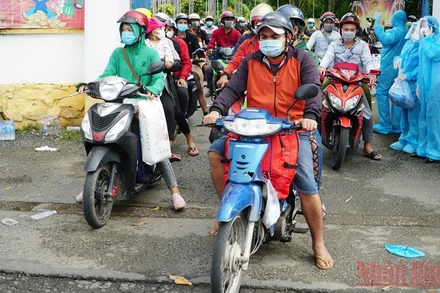 Người dân Sóc Trăng trở về từ ngoài tỉnh được đón, bố trí cách ly y tế miễn phí để sàng lọc Covid-19.