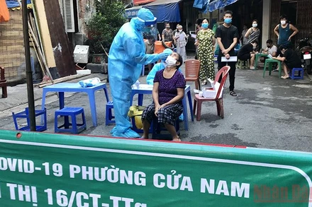 Xét nghiệm diện rộng tại Hà Nội. (Ảnh: DUY LINH)