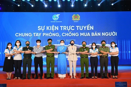 Các đại biểu cam kết chung tay phòng, chống mua bán người tại sự kiện trực tuyến Chung tay phòng, chống mua bán người do Bộ Công an phối hợp với Hội Liên hiệp Phụ nữ Việt Nam tổ chức nhân Ngày toàn dân phòng, chống mua bán người 30/7. 