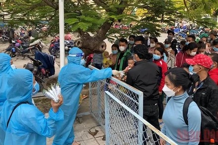 Trao sữa cho các cháu bé theo cha mẹ trở về An Giang.