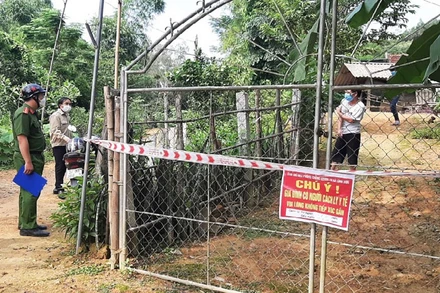 Cách ly tại nhà dưới sự giám sát chặt của Tổ Covid cộng đồng và công an xã.