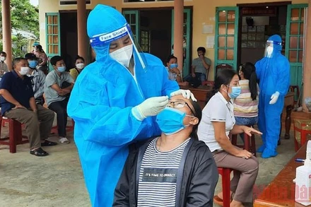 Đẩy nhanh tiến độ lấy mẫu xét nghiệm người dân tại huyện Phước Sơn.