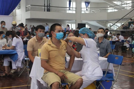 Tiêm vaccine phòng Covid-19 cho người dân TP Bắc Kạn tại điểm tiêm lưu động.