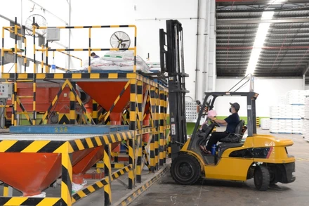 Công ty Cổ phần chăn nuôi C.P Việt Nam, chi nhánh nhà máy Tiền Giang tổ chức cho công nhân làm việc "3 tại chỗ” và an toàn với dịch Covid-19.