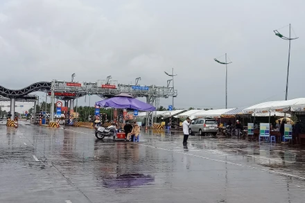 Chốt kiểm soát dịch Covid-19 cầu Cổ Chiên, Quốc lộ 60, cửa ngõ chính vào tỉnh Trà Vinh.