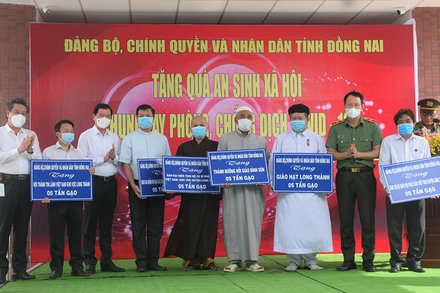 Đồng chí Nguyễn Hồng Lĩnh và Giám đốc Công an tỉnh Đồng Nai Vũ Hồng Văn trao tặng gạo cho đại diện một số tổ chức tôn giáo trên địa bàn huyện Long Thành.