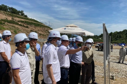 Thứ trưởng Giao thông vận tải Lê Anh Tuấn và đoàn công tác thị sát dự án cao tốc Cam Lâm - Vĩnh Hảo.