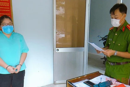 Tống đạt quyết định khởi tố vụ án, khởi tố bị can và lệnh bắt bị can để tạm giam với Nguyễn Phương Thanh.