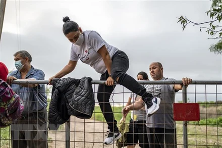 Người di cư vượt biên từ Mexico vào Mỹ tại Del Rio, bang Texas (Mỹ). (Ảnh: AFP/TTXVN)