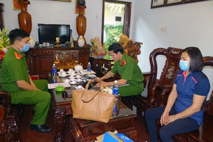 Điều tra viên làm việc với bị can Mai Thị Dần.