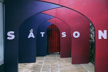 Cổng chào triển lãm với 6 lớp cách điệu. (Ảnh: BTC)