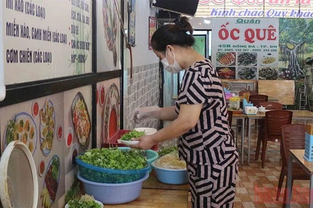 Chủ cửa hàng mang khẩu trang suốt quá trình phục vụ.