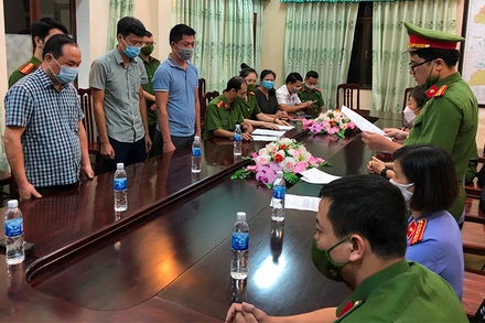 Cơ quan Cảnh sát điều tra đọc quyết định khởi tố bị can đối với các đối tượng.