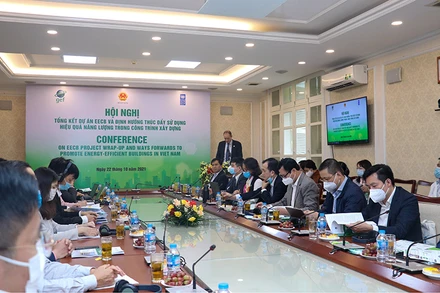 Các đại biểu tham dự hội nghị “Nâng cao hiệu quả sử dụng năng lượng trong các tòa nhà thương mại, chung cư cao tầng.” (Ảnh: UNDP)