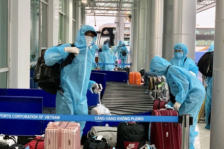 Hành khách xuống sân bay PleiKu tuân thủ đầy đủ các quy định phòng, chống dịch Covid-19.