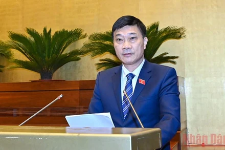 Chủ nhiệm Ủy ban Kinh tế của Quốc hội Vũ Hồng Thanh trình bày Báo cáo thẩm tra dự án Luật Kinh doanh bảo hiểm (sửa đổi) sáng 22/10. (Ảnh: DUY LINH)