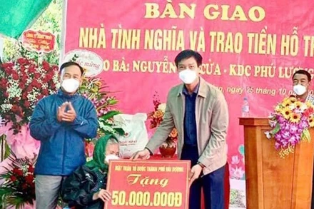 Ủy ban Mặt trận Tổ quốc thành phố Hải Dương trao tiền hỗ trợ gia đình bà Nguyễn Thị Cửa.