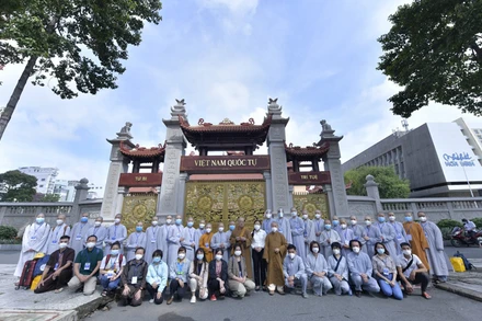 Các tình nguyện viên Phật giáo xung phong tham gia chăm sóc người bệnh Covid-19.