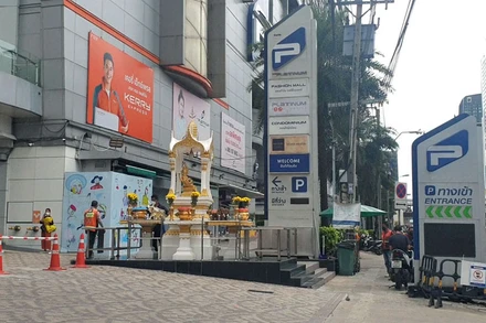 Lối vào trung tâm thương mại Platinum.