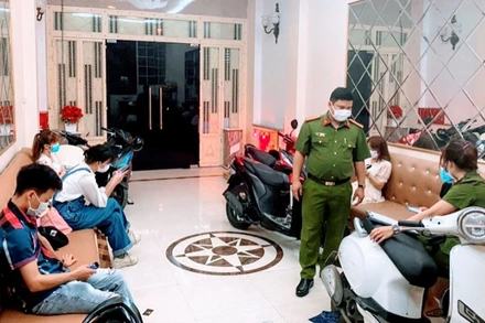 Kiểm tra xử lý tại quán karaoke Hera. (Ảnh: Công an cung cấp)