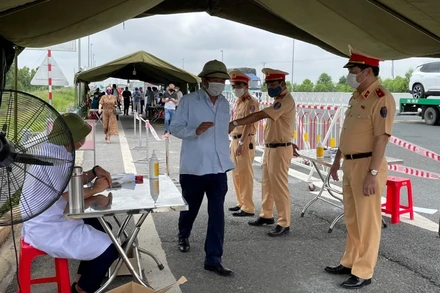 Lực lượng Cảnh sát giao thông cùng các lực lượng chức năng làm việc tại các chốt kiểm soát phòng, chống dịch.