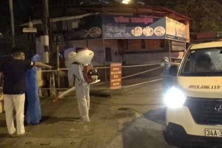 Lực lượng chức năng tiến hành phun khử khuẩn và cách ly tạm thời khu vực xóm Gốc Mít trong đêm 18-5.