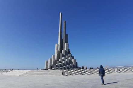 Tòa tháp sừng sững ở quảng trường Nghinh Phong . (Ảnh: Tuong Diem)