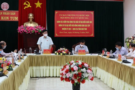 Đồng chí Bùi Văn Cường phát biểu tại buổi làm việc với Ủy ban Bầu cử tỉnh Kon Tum.