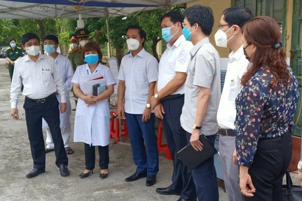 Ban chỉ đạo Quốc gia phòng, chống dịch Covid-19 kiểm tra khu cách ly tập trung huyện Kiến Xương, nơi đang thu dung 83 trường hợp F1 trên địa bàn.