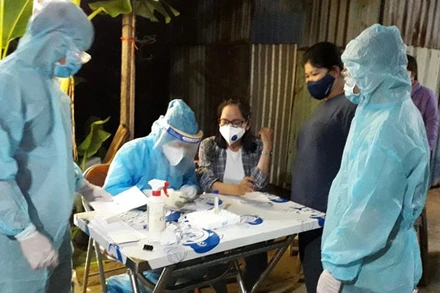 Truy vết, xét nghiệm tại tòa nhà quận Phú Nhuận có ca nghi nhiễm Covid-19.