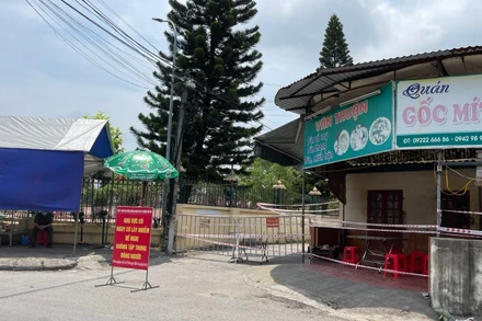 Khu vực xóm Gốc Mít và quán ăn Vân Thuận ở đầu ngõ bị phong tỏa, cách ly y tế.