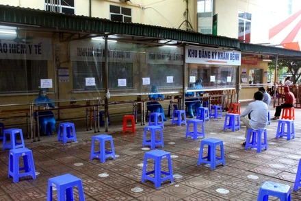 Khoa khám bệnh khá vắng vẻ trong ngày đầu hoạt động trở lại. (Ảnh chụp trước 15 giờ ngày 27-5)