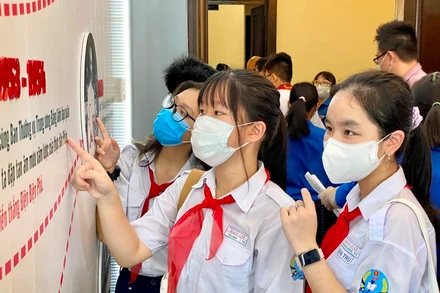 Các bạn đội viên tham quan Không gian thân thế và sự nghiệp cách mạng của Chủ tịch Hồ Chí Minh.