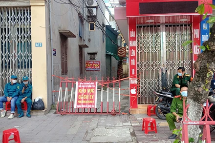 Phong tỏa tạm thời ngõ 417, tổ 14, 15 phố Lý Bôn, phường Kỳ Bá (TP Thái Bình), nơi có sinh viên vừa phát hiện dương tính với SARS-CoV-2.