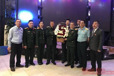 Cơ quan Tuỳ viên Quốc phòng Việt Nam tại LB Nga tặng hoa Hội Cựu chiến binh Việt Nam tại LB Nga. 