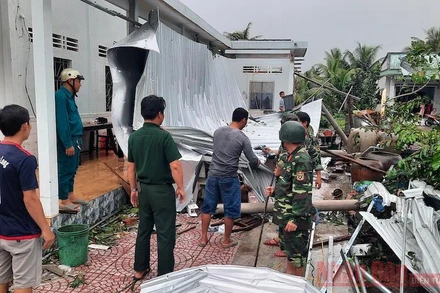 Lực lượng quân đội hỗ trợ bà con khắc phục nhà cửa bị sập. 