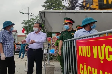 Phó Chủ tịch UBND TP Hà Nội kiểm tra công tác khoanh vùng dập dịch ở xã Tô Hiệu, huyện Thường Tín (Hà Nội).