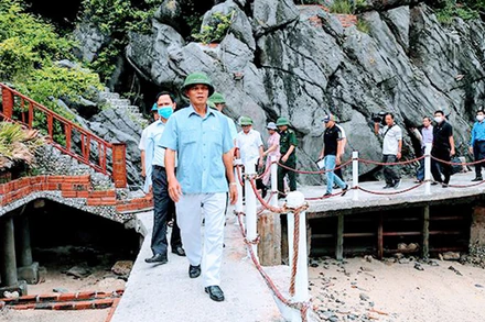 Chủ tịch UBND TP Hải Phòng cùng các ngành chức năng kiểm tra các công trình xây dựng trái phép tại Vườn Quốc gia Cát Bà.