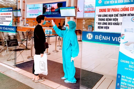 Đón người bệnh đến khám chữa bệnh tại Bệnh viện đa khoa quốc tế Hải Phòng.