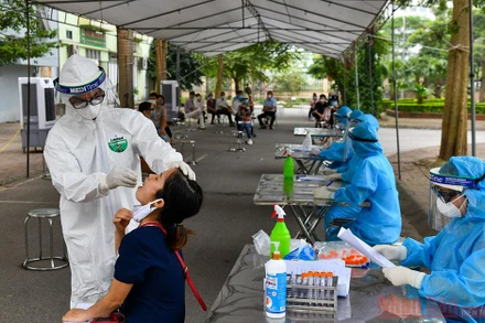 Xét nghiệm Covid-19 cho người dân xã Kim Chung, huyện Đông Anh, Hà Nội. Ảnh: DUY LINH