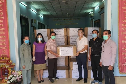 Ông Nguyễn Xuân Hà (thứ 3 từ phải sang) tại lễ trao tặng, ngày 22-5.