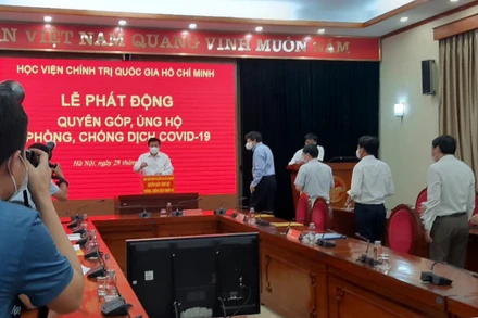 Đại diện lãnh đạo các đơn vị của Học viện Chính trị quốc gia Hồ Chí Minh tại lễ quyên góp, ủng hộ Quỹ phòng, chống Covid-19.