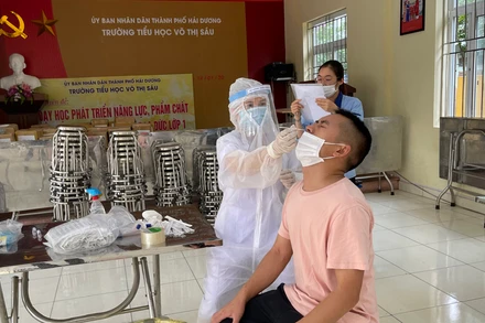 Lấy mẫu xét nghiệm cho người dân thành phố tại điểm trường tiểu học Võ Thị Sáu.