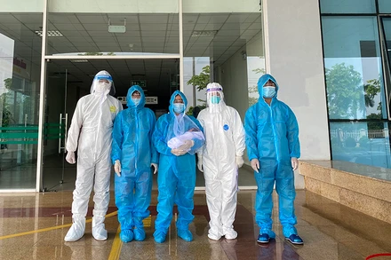 Hai vợ chồng sản phụ mắc Covid-19 được xuất viện cùng con sáng nay.